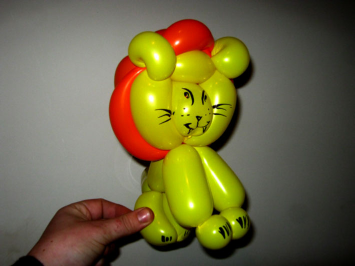 balloon model lion balloon modeller random mike